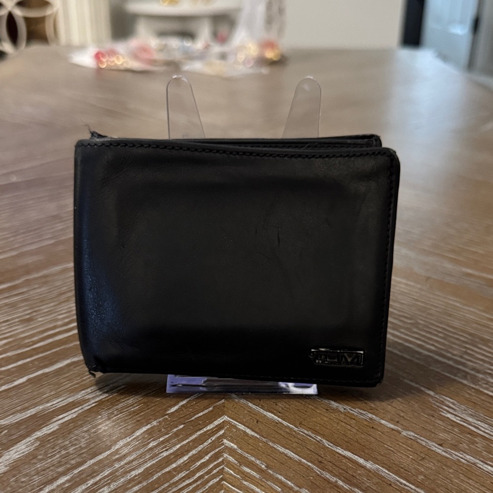 Tumi Black Leather Wallet— 
Serial # 421505